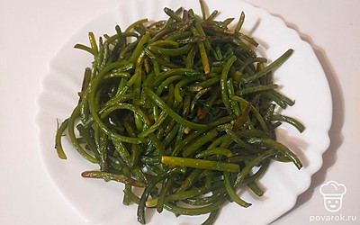 Добавьте рубленый укроп в конце готовки. Перемешайте и снимите с огня. Подавайте жареные чесночные стрелки горячими в качестве закуски или гарнира к мясу. По желанию можно добавить в блюдо кабачки и другие сезонные овощи. Приятного аппетита!