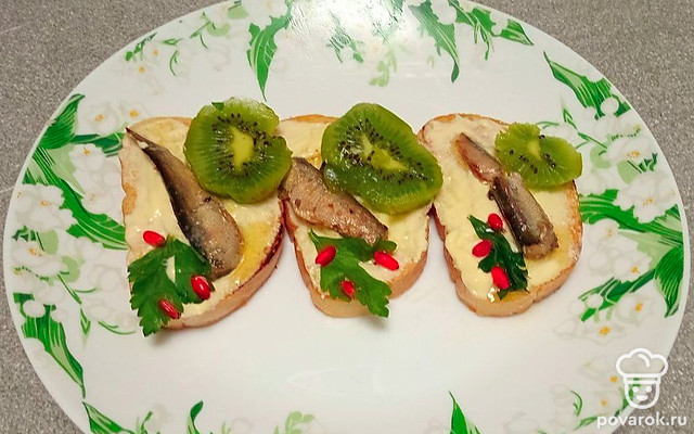 Бутерброды со шпротами и киви — Рецепт с фото