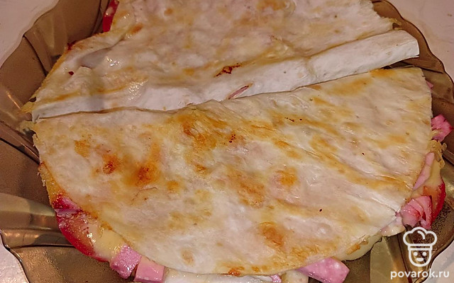 Лаваш с колбасой, помидорами и сыром на сковороде — Рецепт с фото