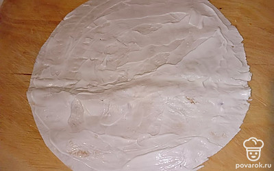 Смажьте лаваш слоем майонеза.