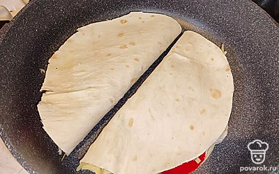 На разогретую сковороду выложите два сложенных лаваша.