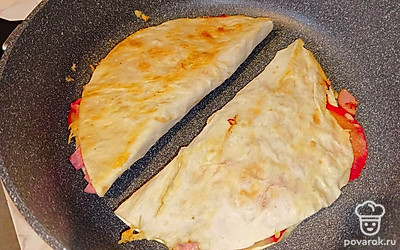 Обжарьте с каждой стороны, чтобы лаваш подрумянился, а сыр расплавился.