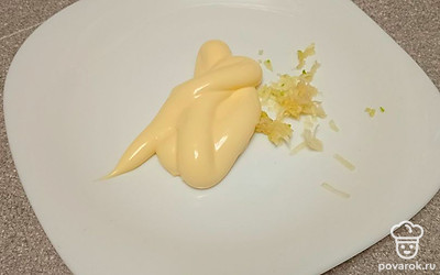 Смешайте майонез и измельченный чеснок. 