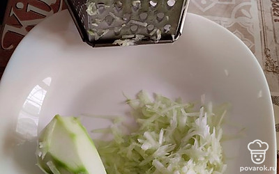 Кабачок помойте, очистите от кожицы, натрите на крупной терке.