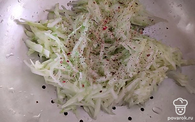 Тертый кабачок посолите, поперчите, выложите на дуршлаг, чтобы ушла лишняя жидкость.