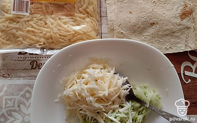 Добавьте к кабачку твердый сыр, перемешайте.