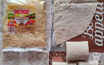 Лаваш разрежьте на небольшие пласты, выложите начинку. Сверните лаваш.