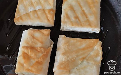 Обжарьте лаваш на растительном масле до золотистого цвета с двух сторон.