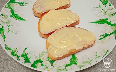 Намажьте получившейся смесью ломтики белого хлеба. 