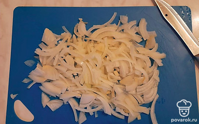 Очистите репчатый лук от шелухи и промойте его в холодной воде. Затем нарежьте лук полукольцами.