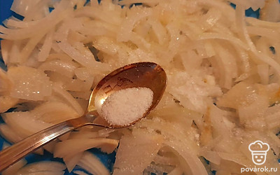 Посолите и хорошо помните лук, чтобы он пустил сок.