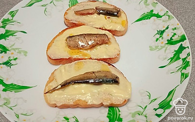 Выложите сверху шпроты.