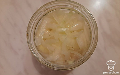 Переложите лук в небольшую банку.