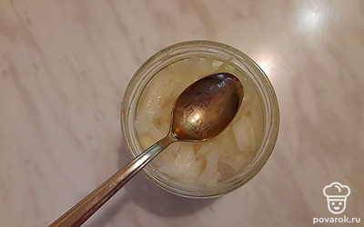 Влейте 40 миллилитров кипятка, а затем добавьте столовый уксус. 