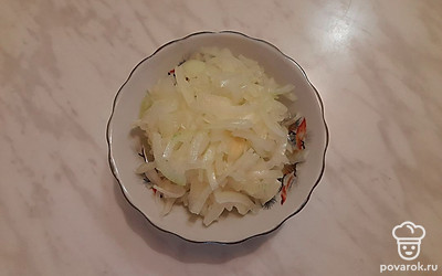 Выложите маринованный лук в миску, предварительно убрав дольки лимона. Подавайте к мясным и рыбным блюдам. Приятного аппетита!