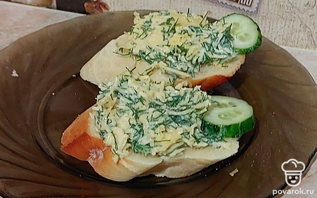 Брускетта с сыром и зеленью — Рецепт с фото