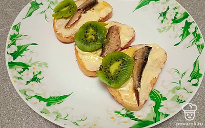 Выложите рядом кружочки киви.