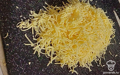 Сыр натрите на мелкой терке.