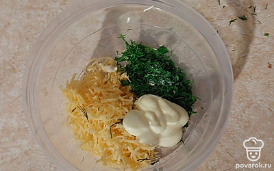 Зелень мелко нарежьте и соедините в миске с сыром и майонезом. Тщательно перемешайте.
