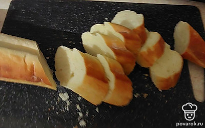 Багет нарежьте ломтиками.