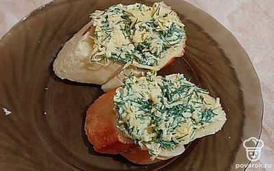 Получившуюся смесь нанесите на багет.