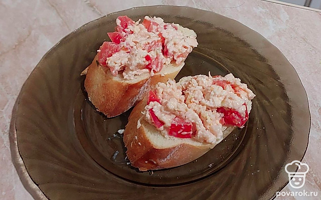 Брускетта с помидором и копченой грудкой — Рецепт с фото