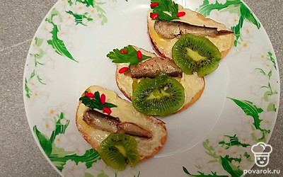 Подавайте бутерброды, украсив петрушкой и барбарисом. 