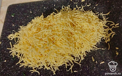 Сыр натрите на терке.