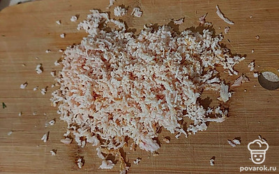 Мелко нарежьте грудку.