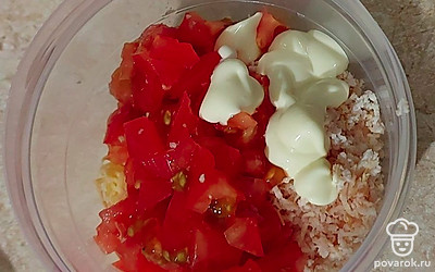 Нашинкуйте помидор. Соедините с сыром, грудкой и майонезом. Тщательно перемешайте.