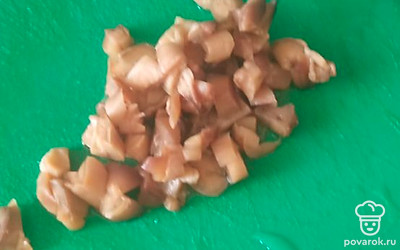 Ножки нарежьте мелким кубиком, переложите на сковороду с растительным маслом.