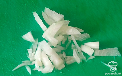 Лук мелко нарежьте.