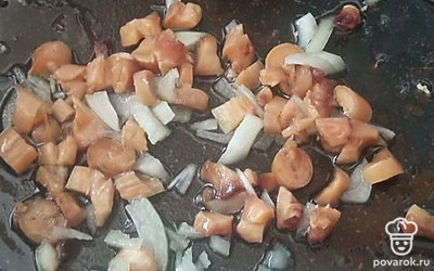 Лук добавьте к грибам, тушите на небольшом огне 10 минут, посолите по вкусу.