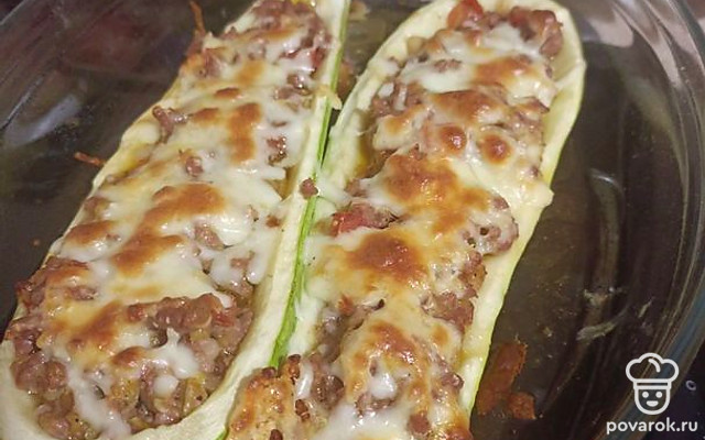 Лодочки из кабачков с фаршем, сыром и овощами — Рецепт с фото
