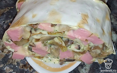 Лаваш нарежьте на кусочки и подавайте к столу.