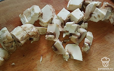 Шампиньоны очистите, крупно нарежьте.