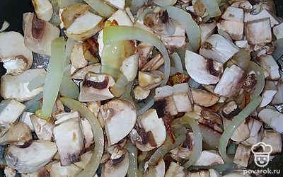 Лук очистите, нарежьте полукольцами. Выложите в разогретое масло, обжаривайте до золотистого цвета. Далее выложите грибы, все перемешайте. Обжаривайте до готовности шампиньонов.