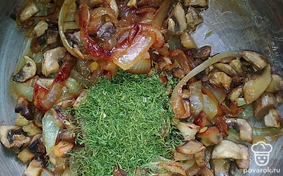 Обжаренные лук и грибы выложите в кастрюлю. Добавьте укроп.