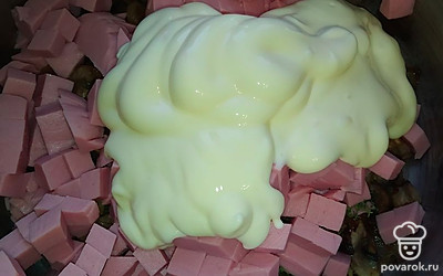 Далее добавьте майонез и все хорошо перемешайте. Лаваш смажьте тонким слоем майонеза. Выложите сверху получившуюся начинку, сверните лаваш. Дайте настояться 15 минут в холодильнике. 