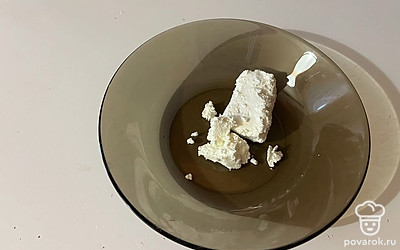 В миску поместите творог. 