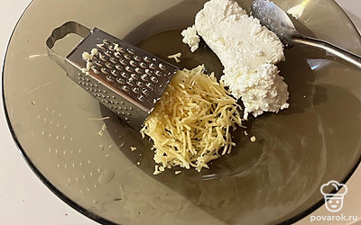 К творогу добавьте тертый сыр. 