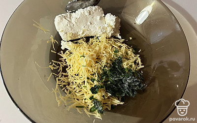 Всыпьте в миску зелень. 
