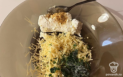 Присыпьте ингредиенты солью. 