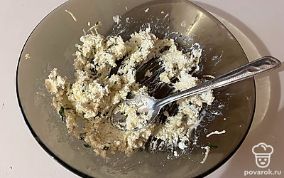 Все ингредиенты для начинки перемешайте. 