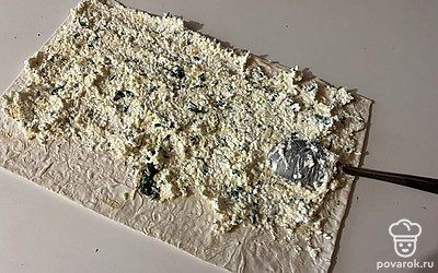 Нанесите на лаваш приготовленную начинку, не доходя до одного из краев. 