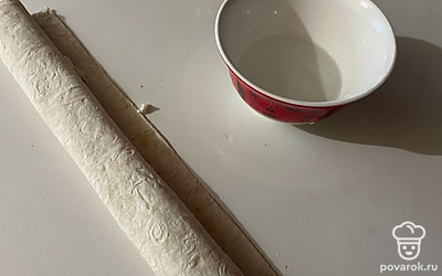 Оставшийся край смажьте водой, заверните ролл. 