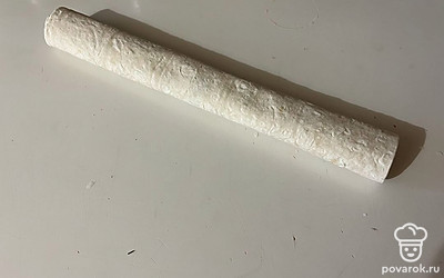 Ролл отправьте в холодильник на 30-60 минут. 