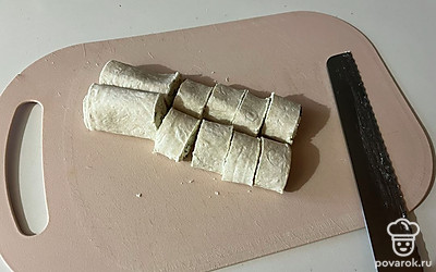 Разрежьте ролл на небольшие порции. 