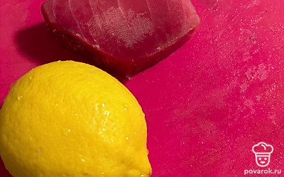 Достаньте размороженные, но не до конца стейки свежего тунца, лимон, черный перец. Дайте тунцу немного подтаять, но он должен все еще быть твердым.