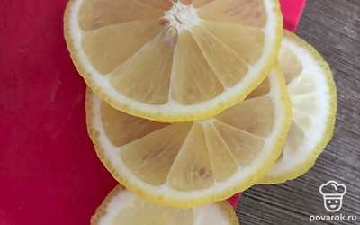 Нарежьте дольками лимон.